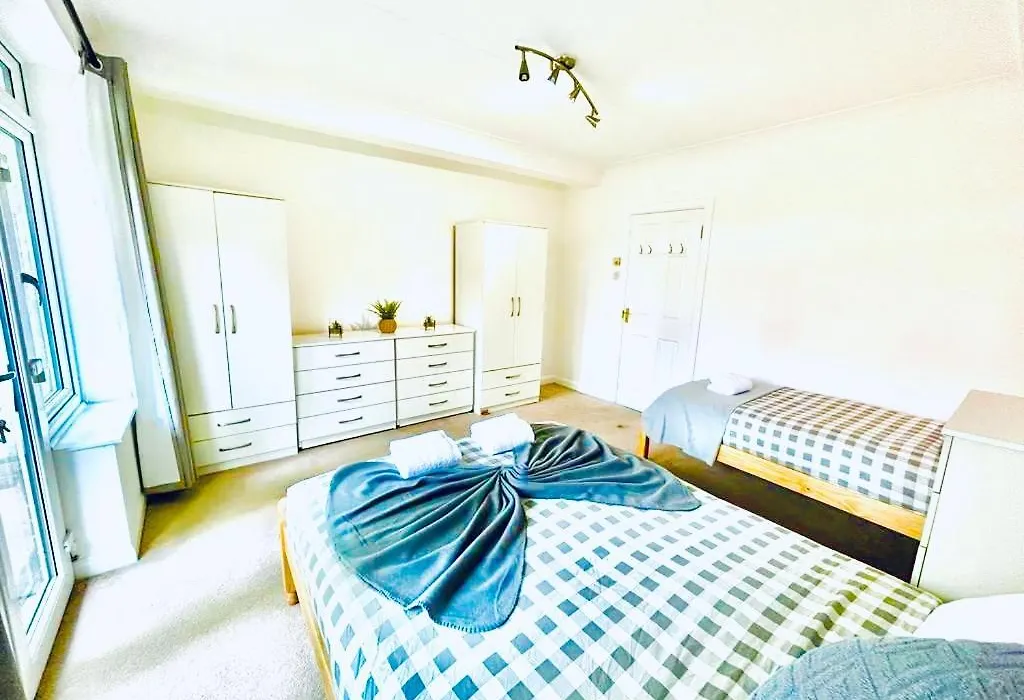 Up To 3 People, Room In A Share House With Private Garden Access-1