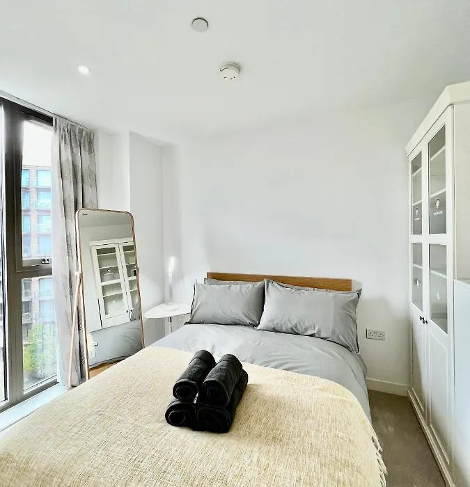 Luxury 2 Bedroom 2 Bathroom Apartment - London City Airport-1