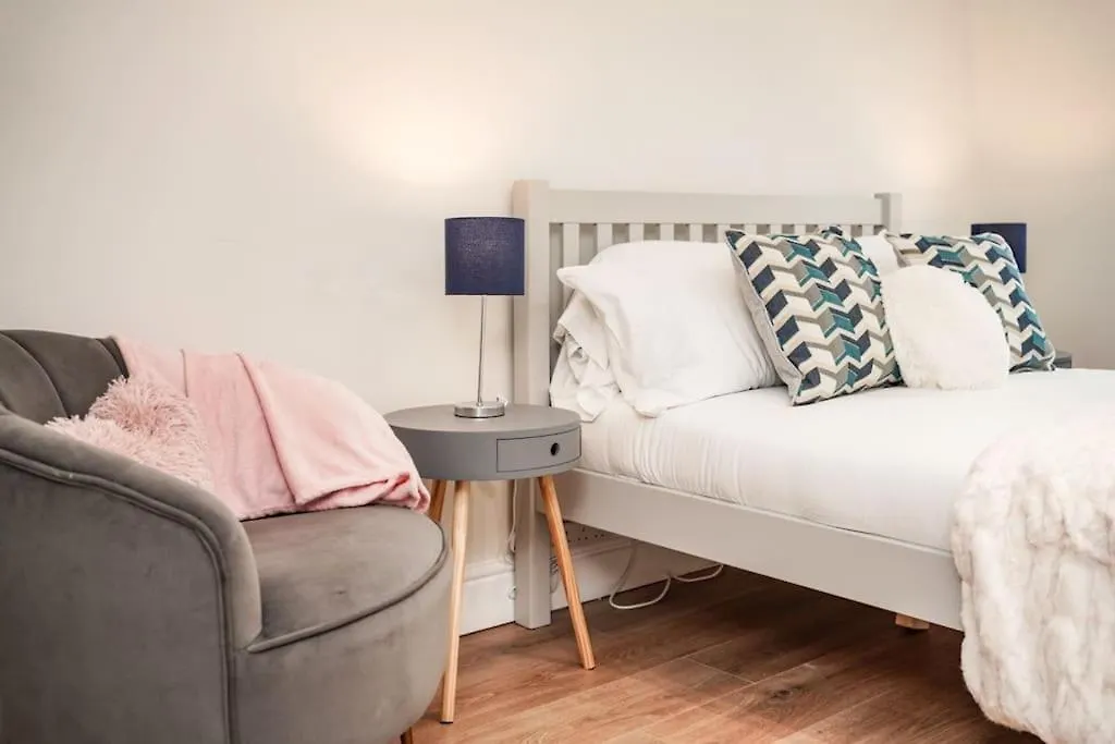 Newly Renovated Modern 4 Bed 3 Bath Apartment London-1