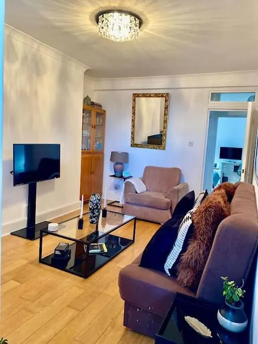 2 Bedroom Flat In Camberwell Green - Central Location With Excellent Connections To Tourist Attractions And Main London Airports-1