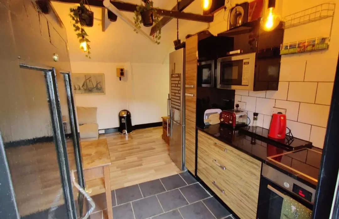 Unique Antique 2Br@Hackney Canal-1