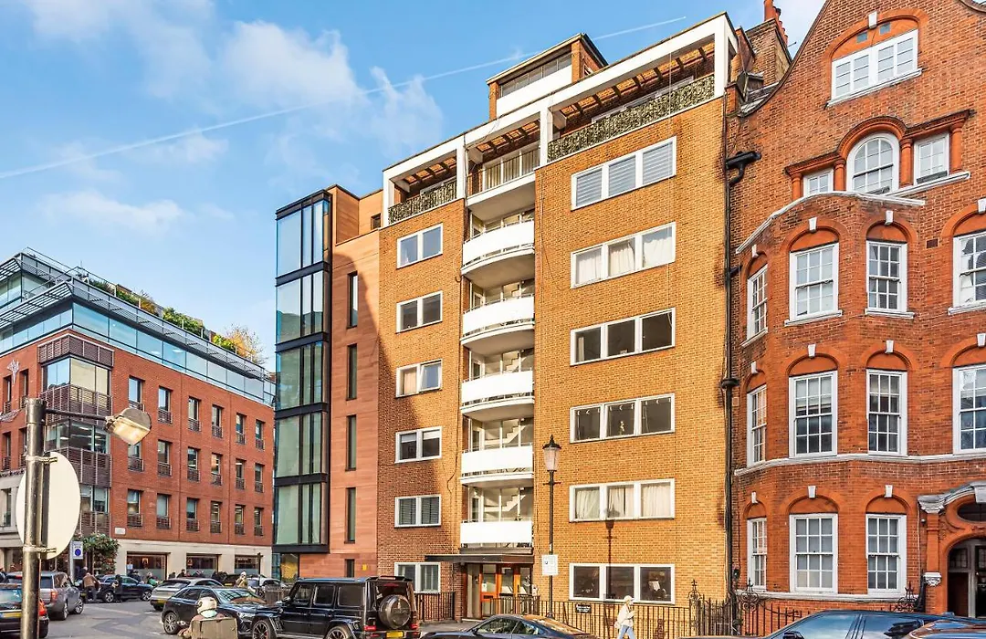 Luxury 2 Bed Apartment With Ac And Private Balcony Facing Harrods-1