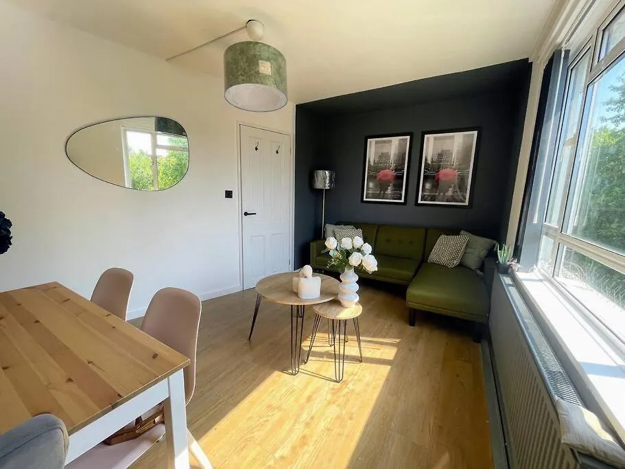 Stylish 2 Bedroom Flat In Angel Central Location-1