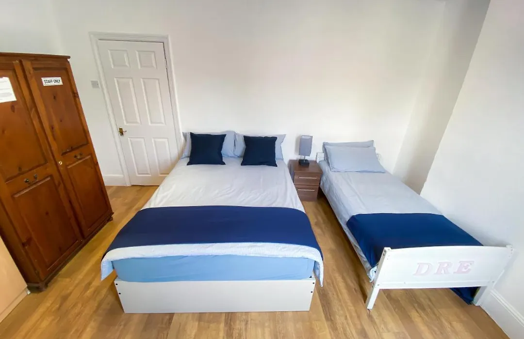 4 Bedroom House Parking & Garden Near Central London-1