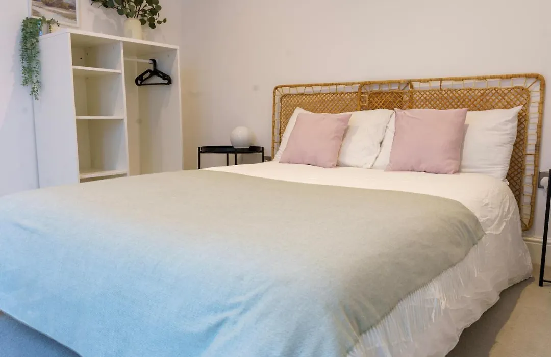 Gorgeous New 2 Bed Flat - 2 August House-1
