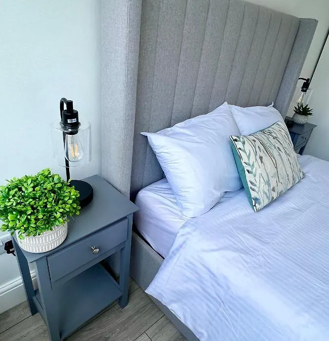 Beautiful 5-Bedroom Private House In Quiet London Street 2 Minutes From Station-1