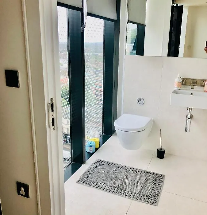 Luxury 2 Bedroom Apartment 20 Min From Central London-1