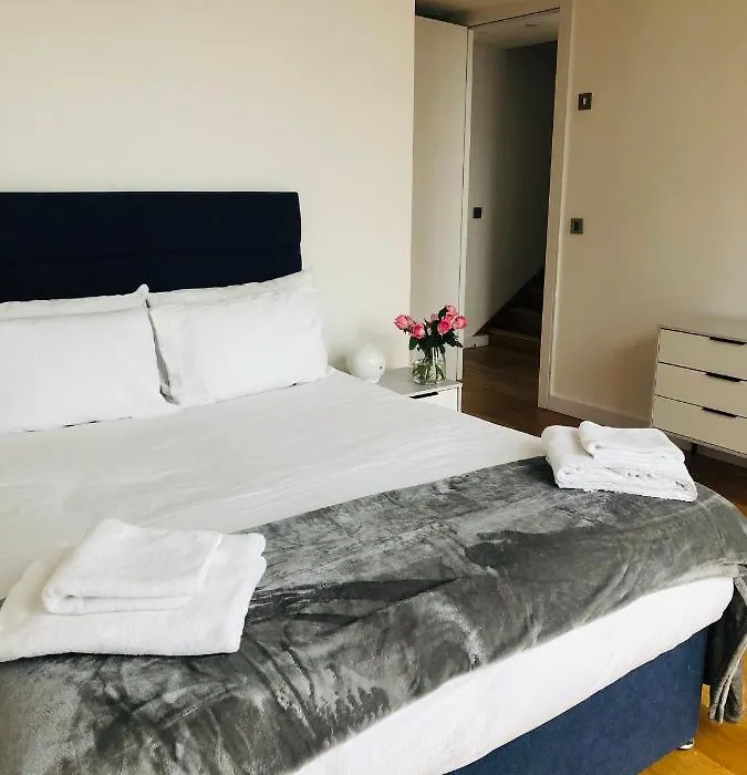 Luxury 2 Bedroom Apartment 20 Min From Central London-1