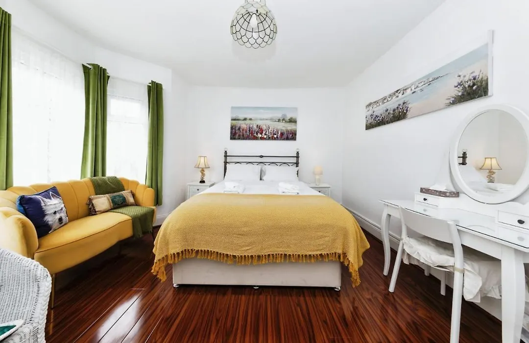 Your Chic 3Br Home Comfort And Style In London-1