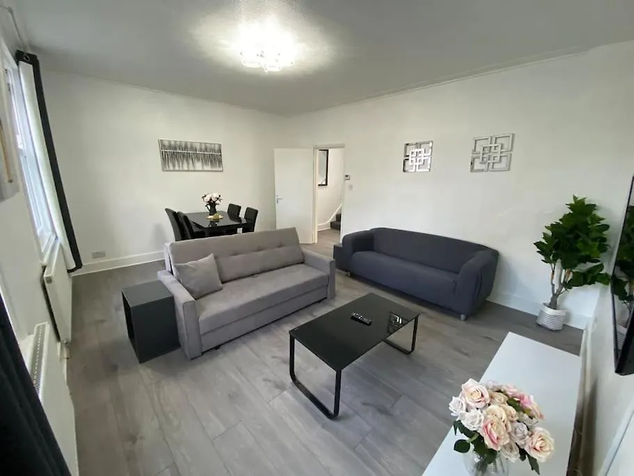 2 Bedroom Flat In London-1