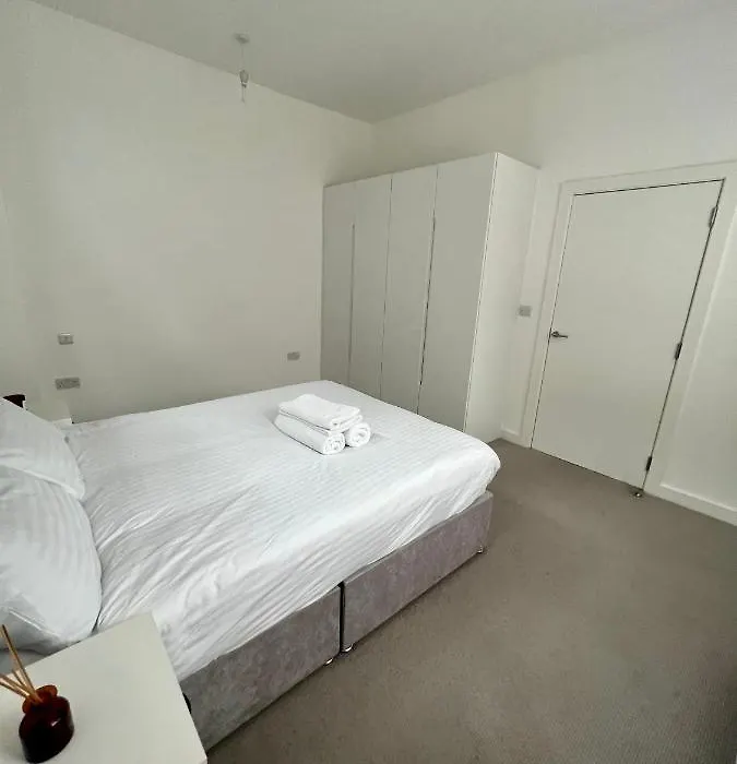Luxury Modern 1 Bed Apartment-1