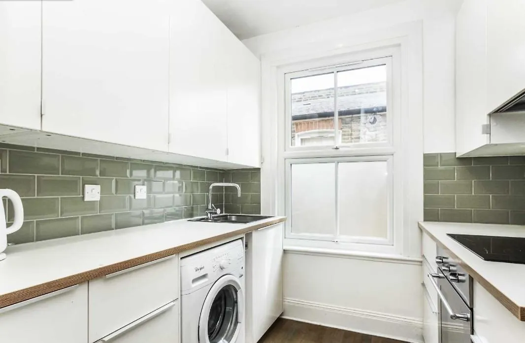 Bright And Stylish 2 Bedroom First Floor Flat-1