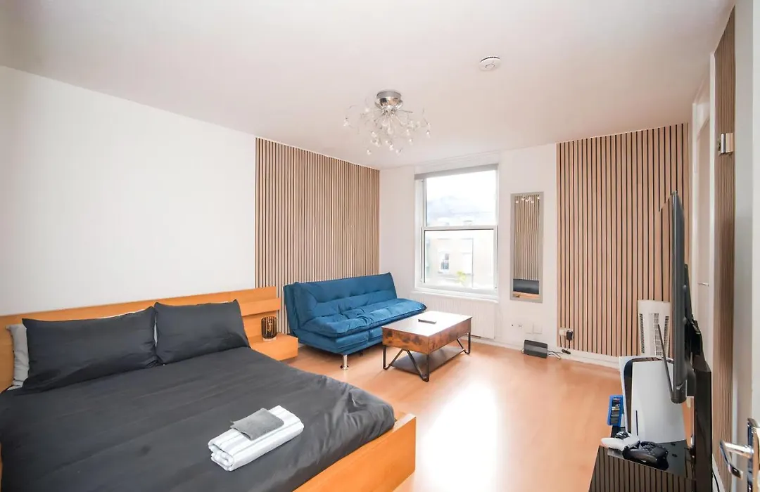 Cozy 2Br Retreat, London Rental!-1