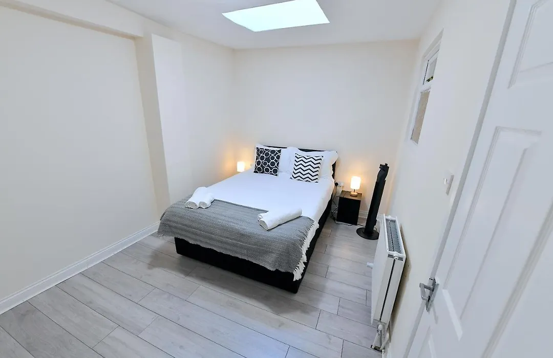 Newly Renovated Bedsit Near Seven Sisters-1