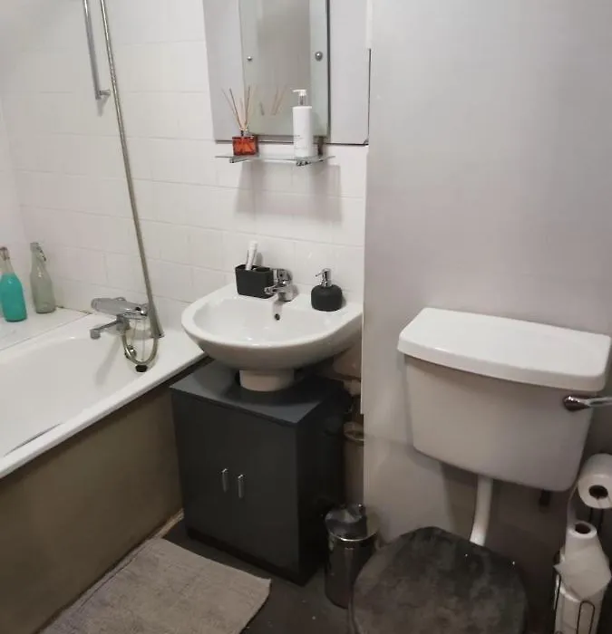 1 Bedroom Garden Flat Zone 2-1