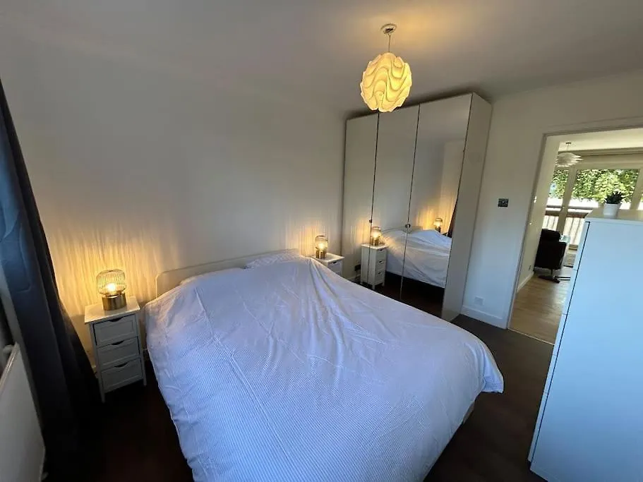 Homely Apartment & Thames View-1