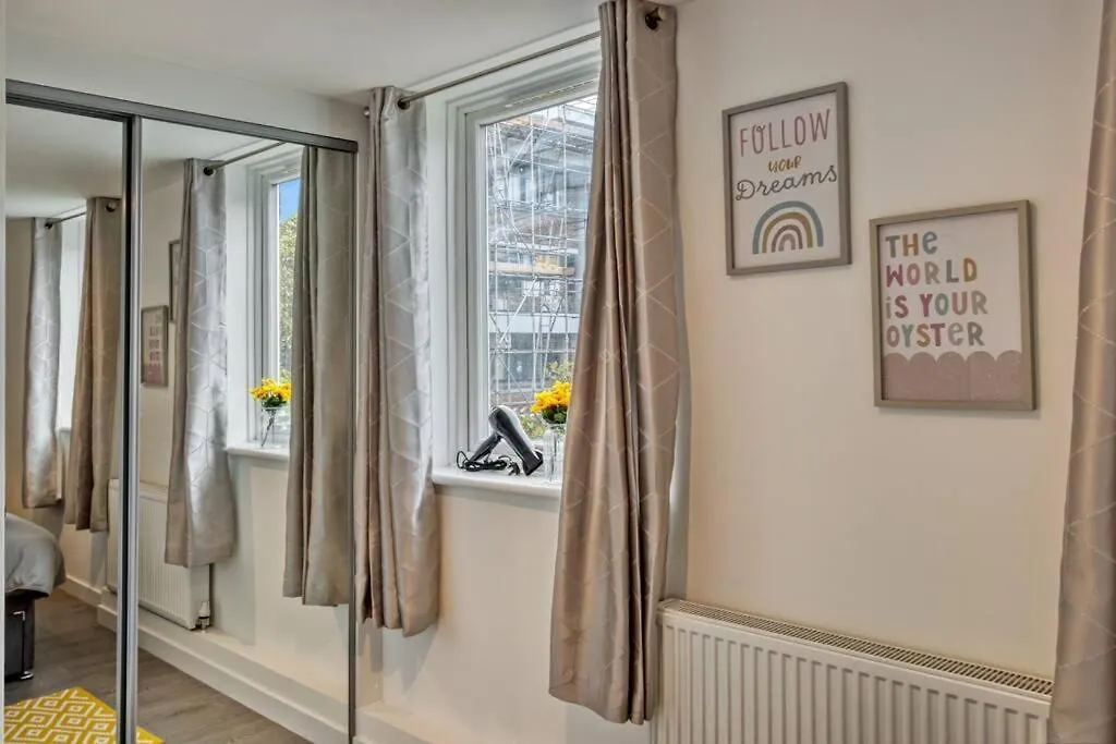 Hidden Gem In Battersea W/ Free Parking-1