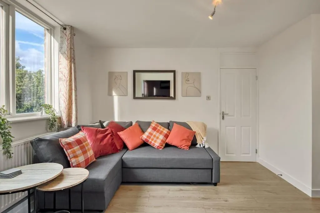 Hidden Gem In Battersea W/ Free Parking-1
