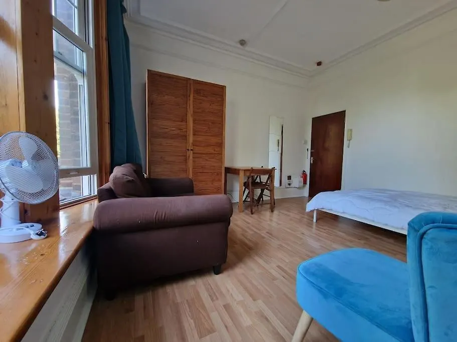 Bright Well Located Studio Flat-1