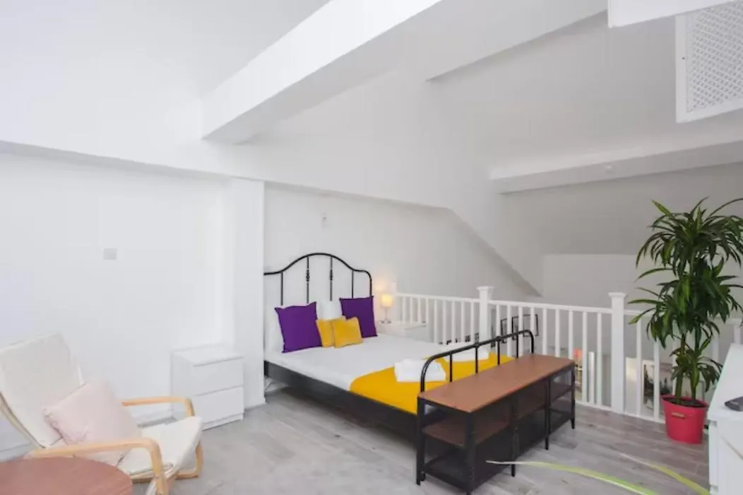 Modern & Spacious 2Bd Apartment In Limehouse-1
