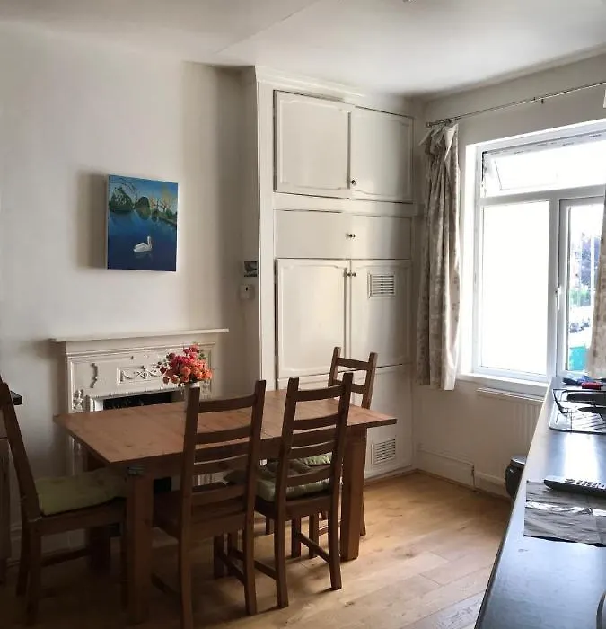 Spacious 3 Bed Room Flat In South West London-1