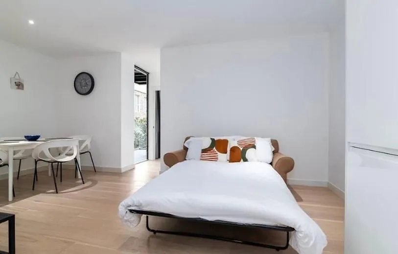 Contemporary Apartment Overlooking Barrier Park-1