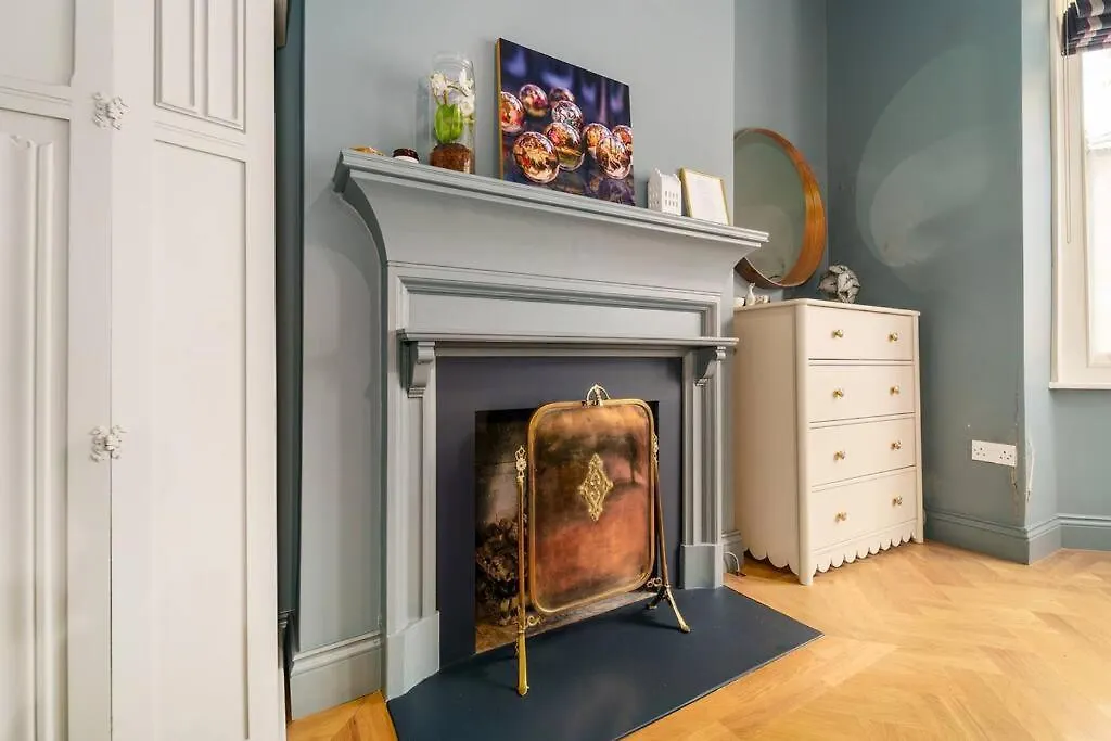 Cozy 2 Bedroom Garden Flat-1