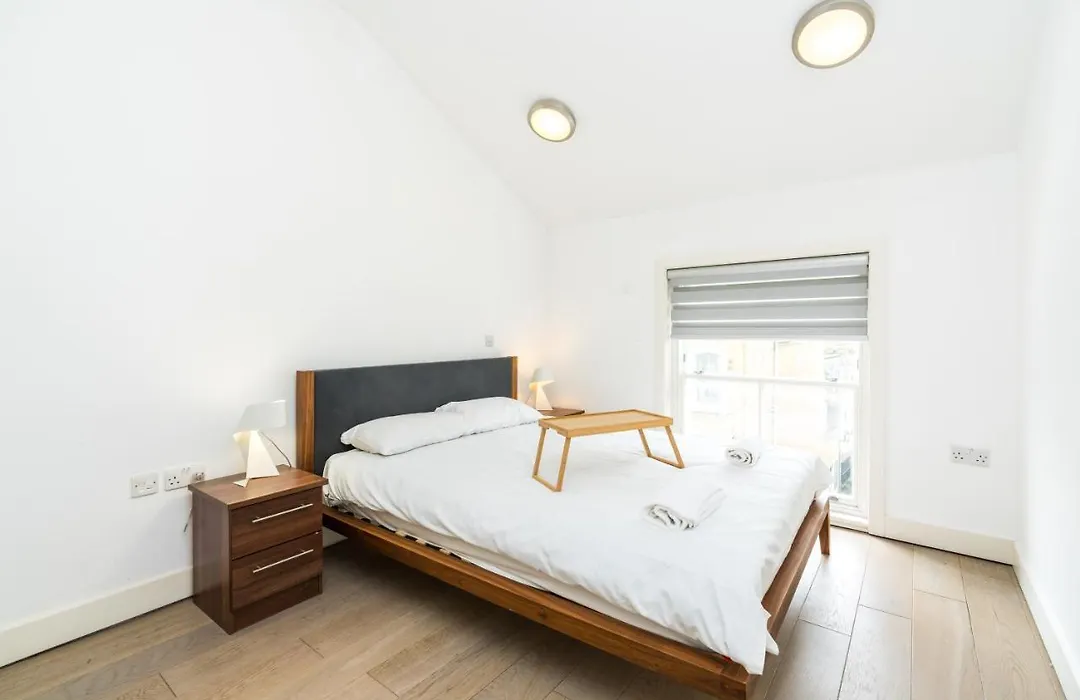 Cozy 2 Bedroom / Earls Court / Balcony-1