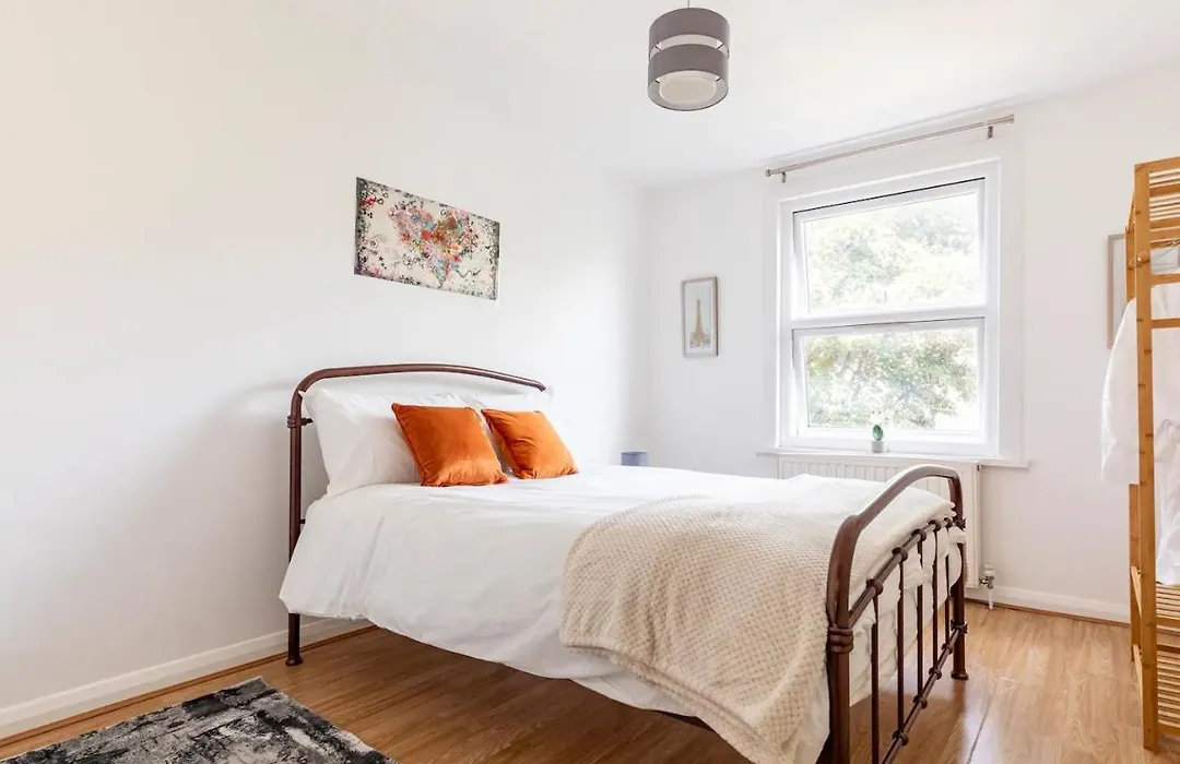 Large, Bright And Spacious 3 Bed Flat In London-1
