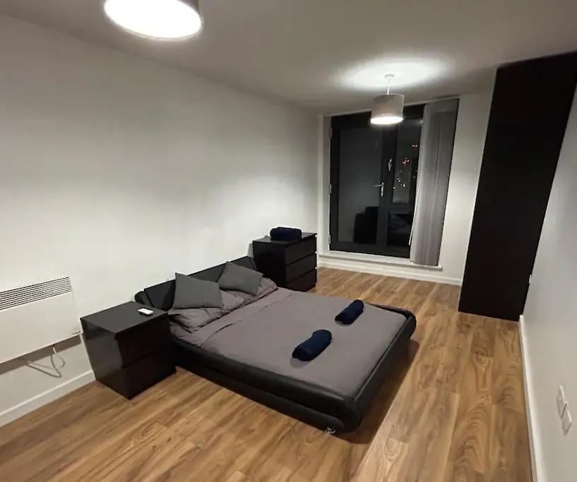 2 Bed Apartment Close To Station With Parking-1