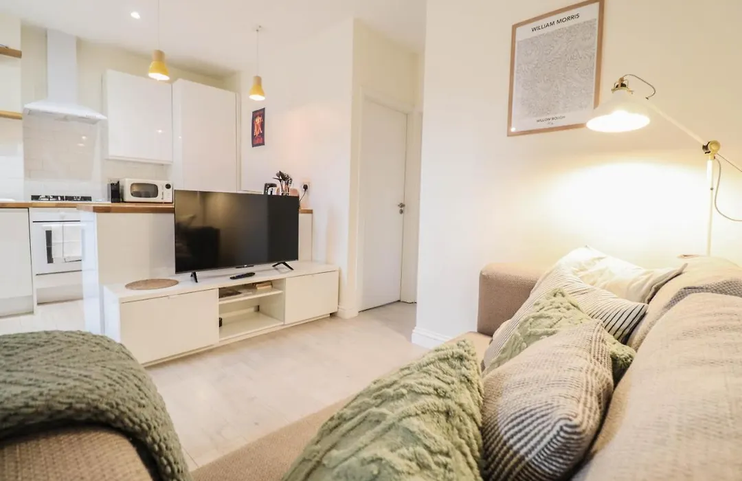 Right By Oval Station 2-Bed Flat ! Free Wifi!-1