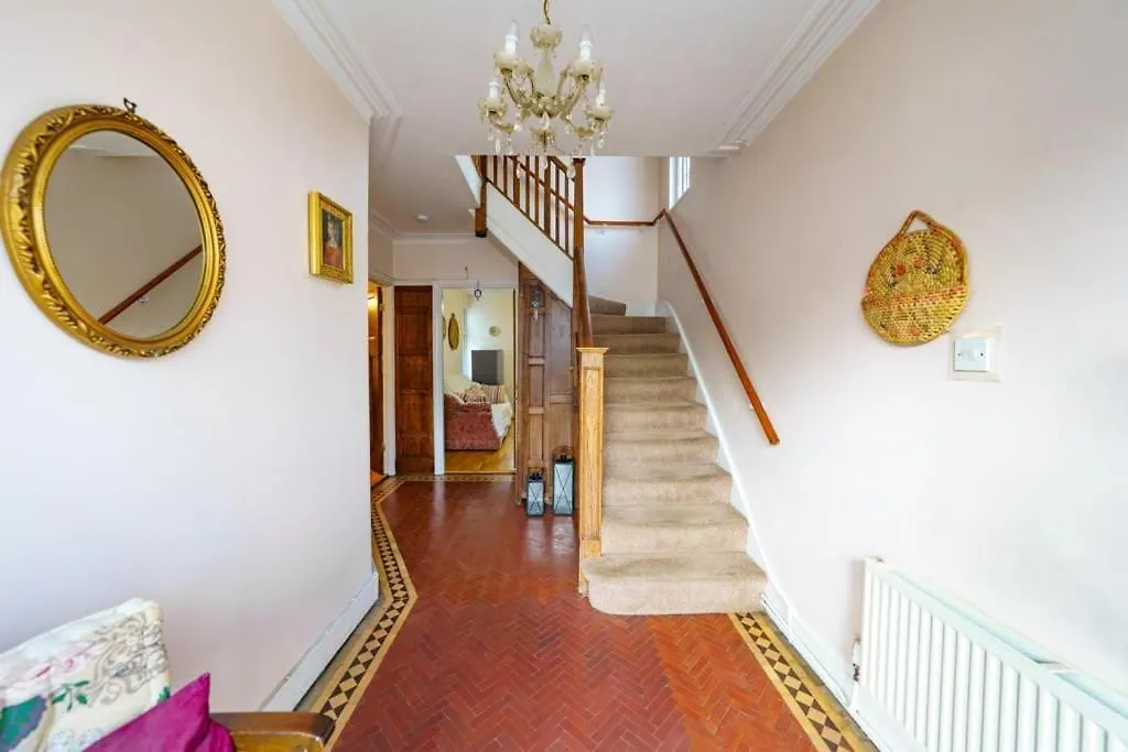 Wembley Arch View, 4-Bed House, Drive For 2 Cars-1