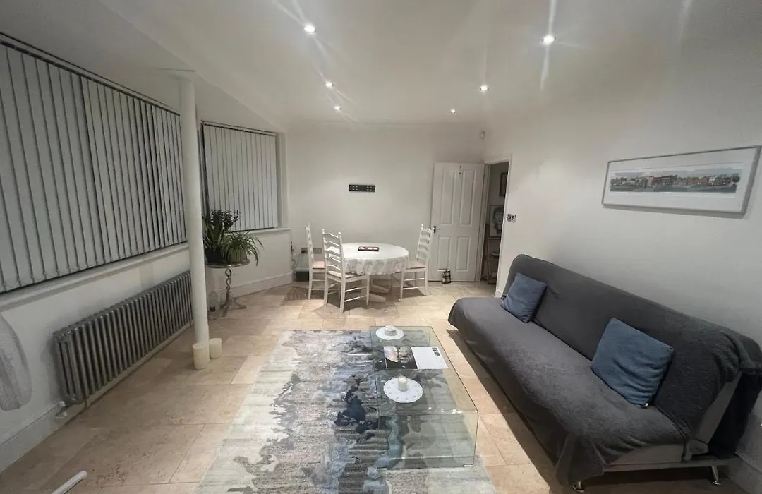 Lovely Entire 1 Bedroom Flat With Patio In Chiswick Superb Location-1