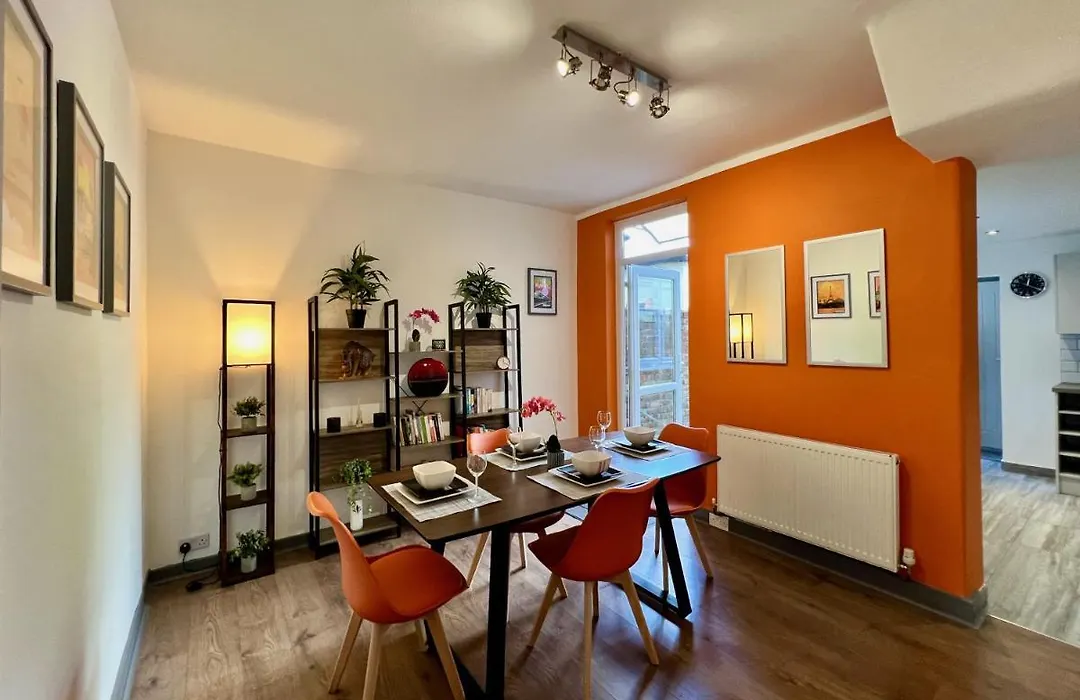 Clarence House 3 Bedrooms 8Min To Station E17 North East London-1
