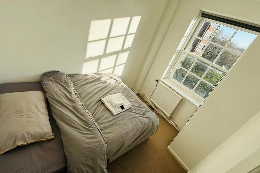 Traditional 3 Bed Flat In Highgate-1