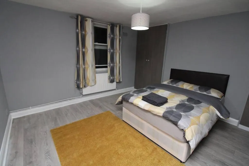 Modern 2 Bed Close To City-1