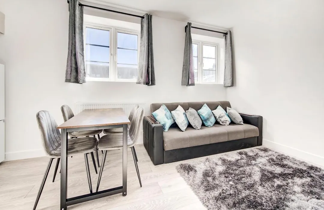 2 Bedroom Apartment With Large Rooms And Wi-Fi-1