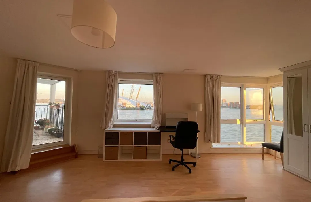 Very Large Ensuite Room With Wonderful View Over The River Thames In A Peaceful & Calm Residential Building - Shared Flat With 1 Host-1
