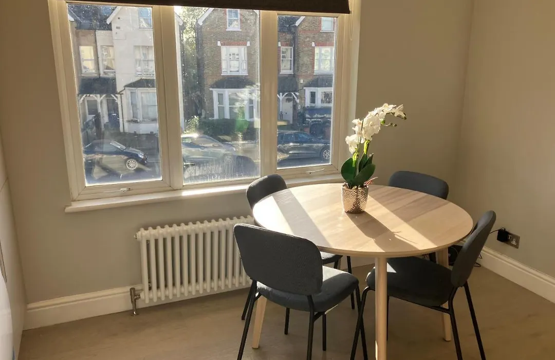 Splendid 2 Bed Flat With Private Terrace In Wimbledon - 2 The Queens-1