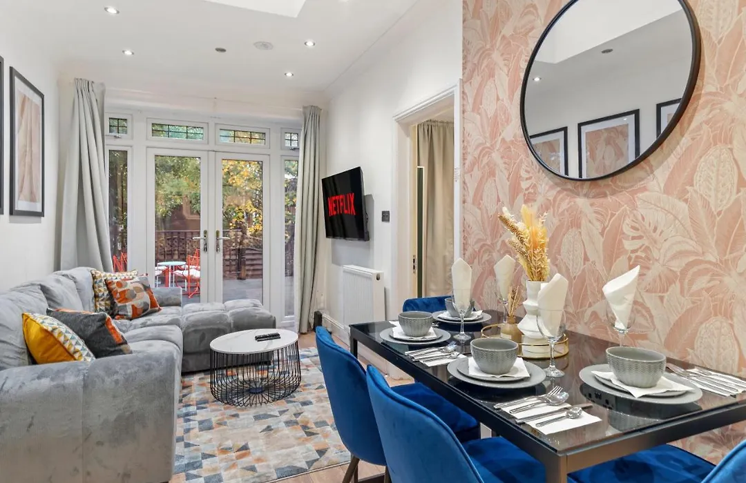 Chic Urban Retreat In London - Sleeps 8-1