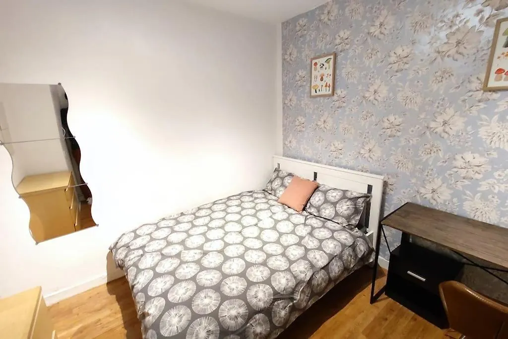 Central London Spacious Flat With 2 To 3 Bedrooms-1