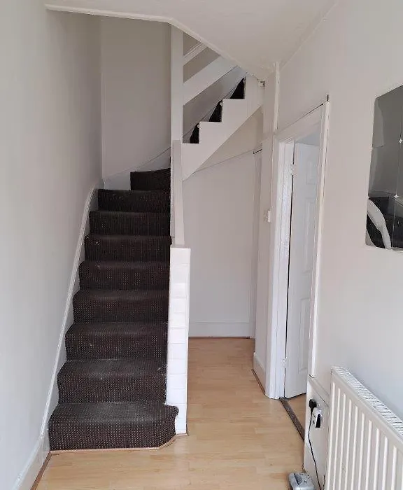 Single Room Near London Seven Kings Train Station-1