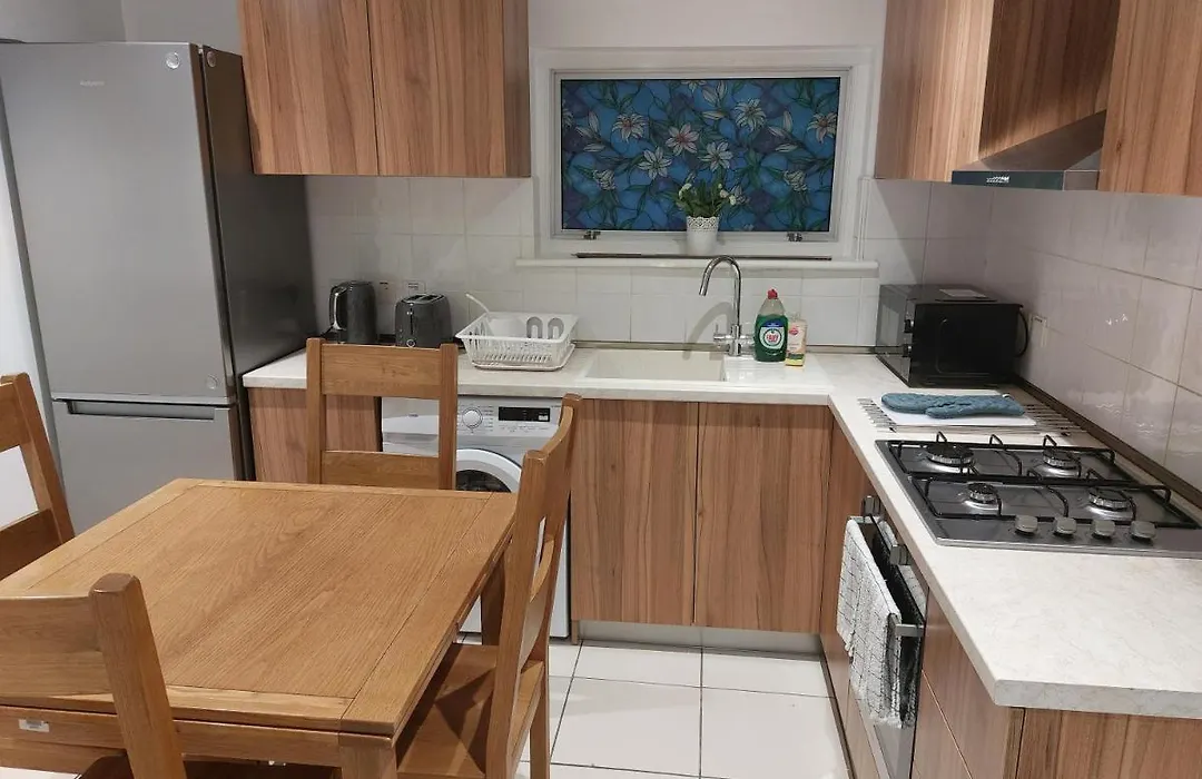 Cosy North Kensington Family Apartment For 4 Persons - Children Stay Free Netflix In All Bedrooms Close To Underground And Overground Stations - Very Convenient For Wembley Stadium-1