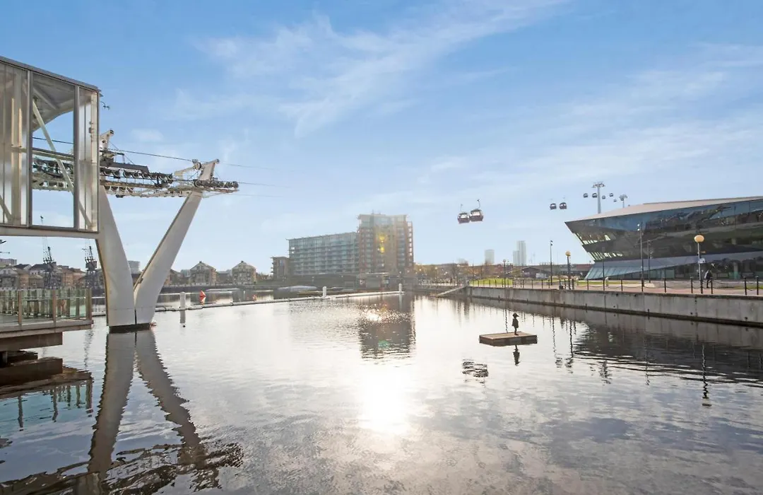 Excel 3 Bedroom Apartment Near City Airport And O2 Arena-1