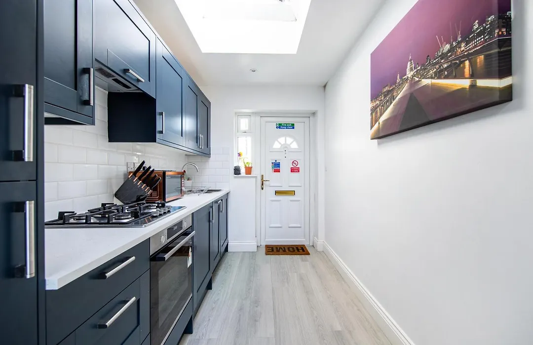 Cosy 1 Bed Apartment With Free Parking Close To Underground Station Zone 2 For Quick Access To Central London Up To 5 Guests-1