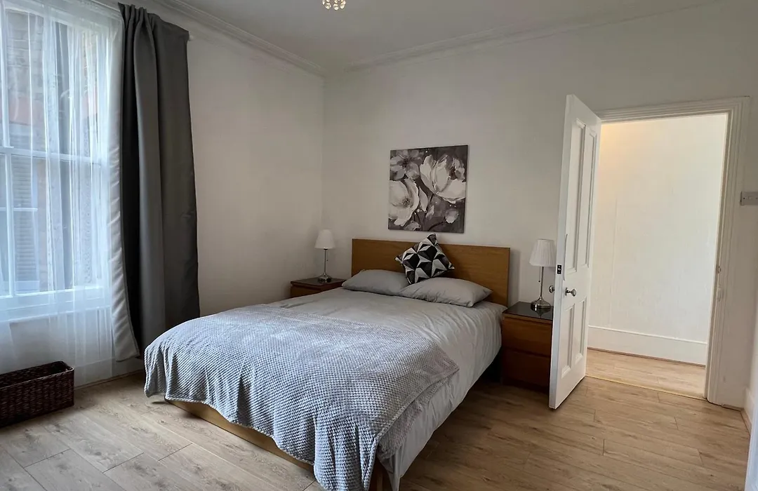 2 Bedroom Flat 10 Min Walk To Tube-1