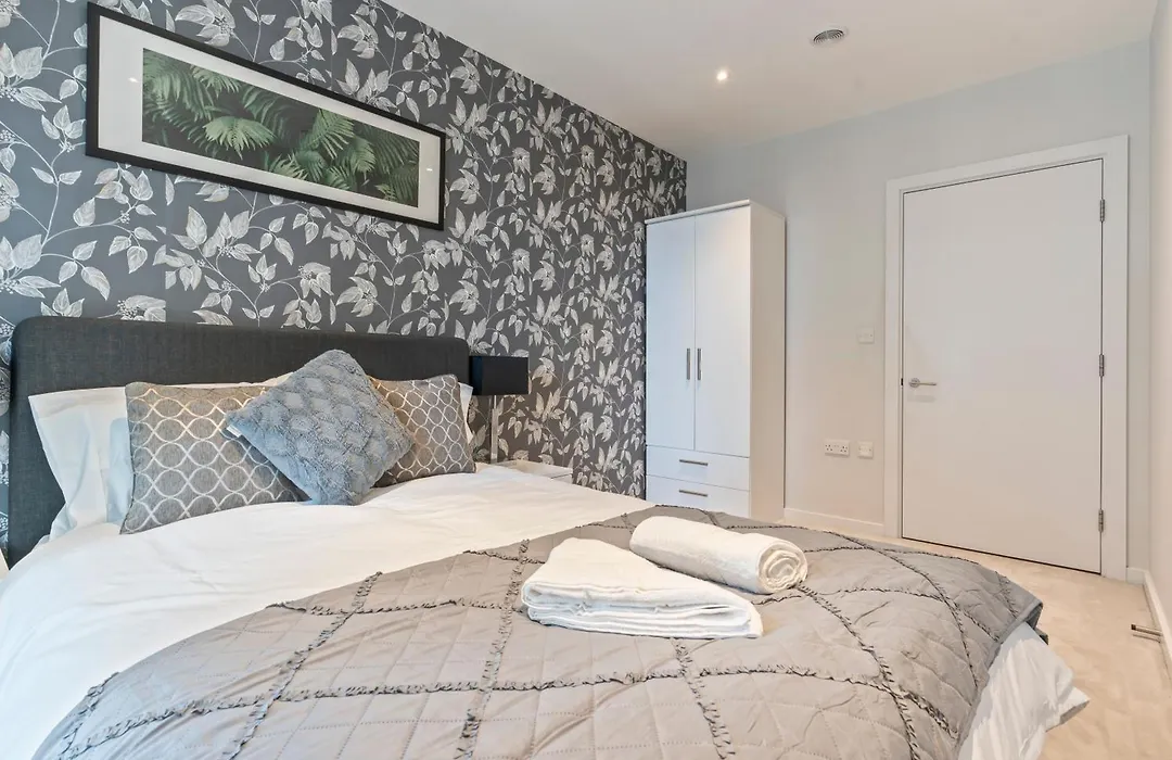 Elegant 2Br Flat On 20Th Floor Near Many Attractions-1