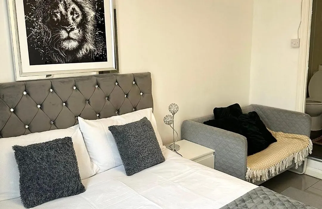 "Bright & Spacious" 3 Bedroom Flat By Kings Cross, St Pancras Station!!!!64-1