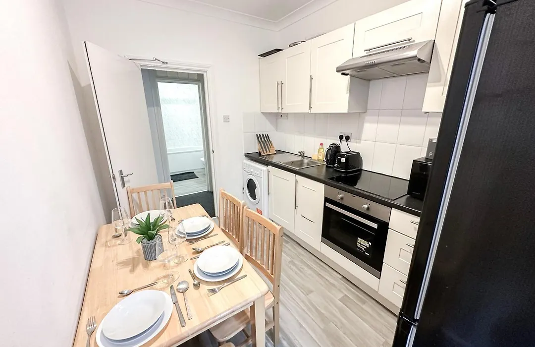 Cosy Apartments Near Hampstead Heath With Free On-Site Parking & Private Gardens, Golders Green-1
