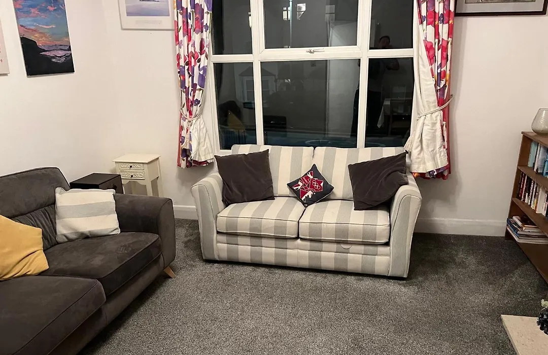 Lovely 1 Bedroom Flat In Quiet Wimbledon-1